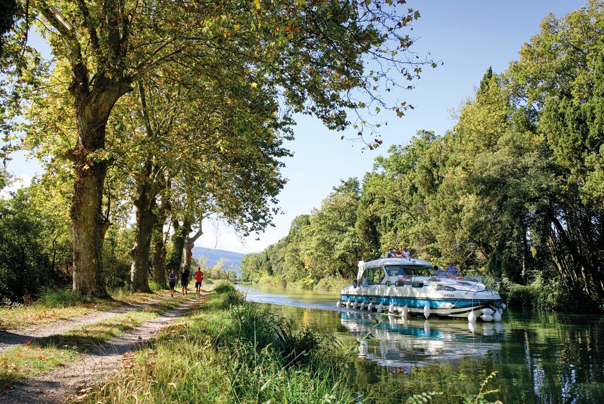 plongez dans l'aventure unique du canal du midi en bateau
